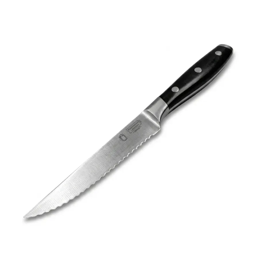 Steakový nůž s vroubkovanou čepelí a černou rukojetí